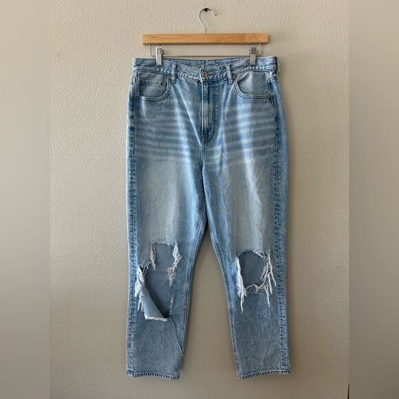 American Eagle Mom Jeans Light Wash Destroyed Distressed 100% Cotton Size 12 - Picture 1 of 7